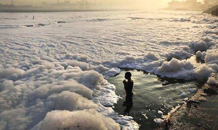 （图：被工业泡沫污染的海水）