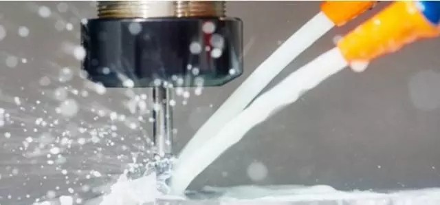 (图:切削液使用场景)