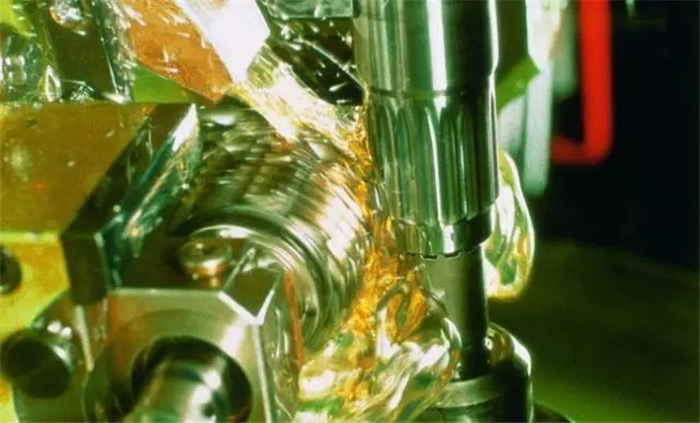 (图:切削液使用场景)