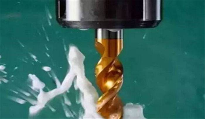 (图:切削液使用场景)