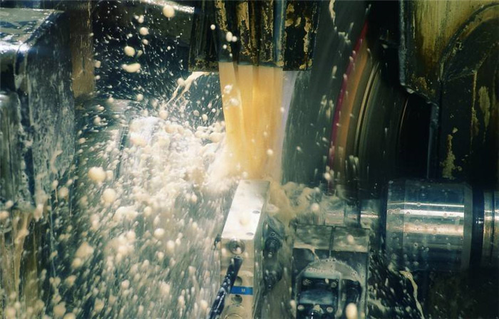 (图:切削液使用场景)