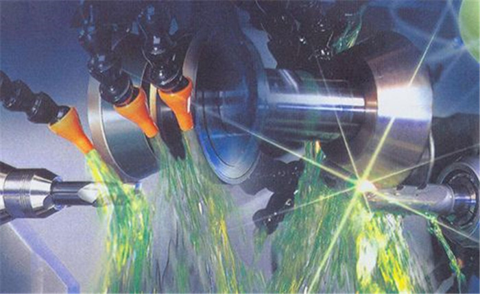 (图:切削液使用场景)