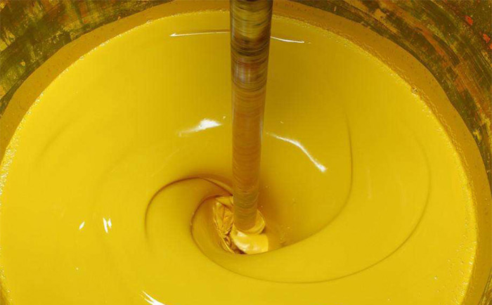 （图：颜料研磨分散场景）