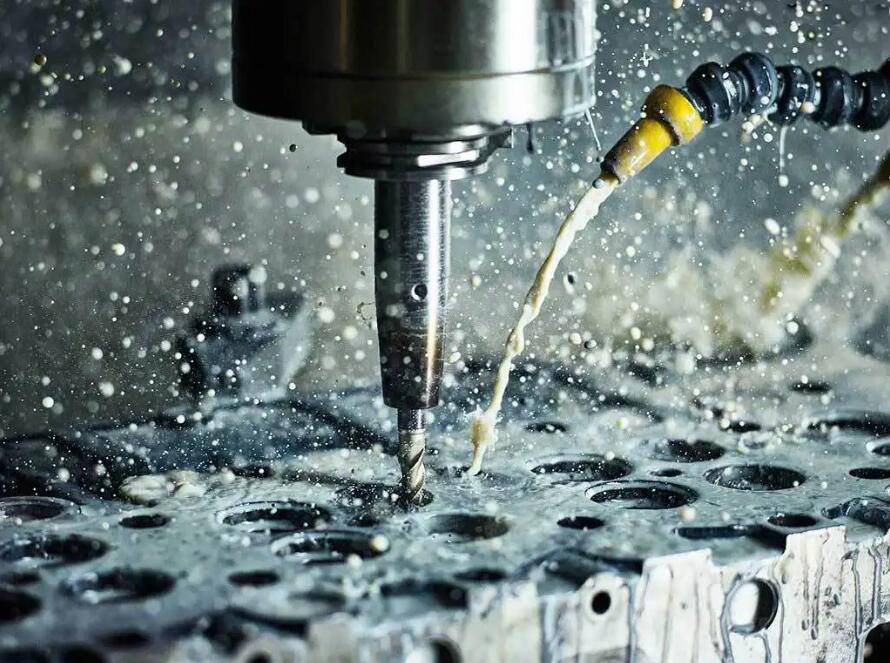 (图为切削液应用展示图)