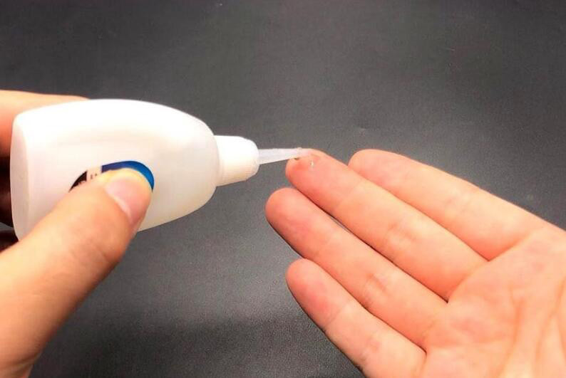 （图为油性胶水展示图）